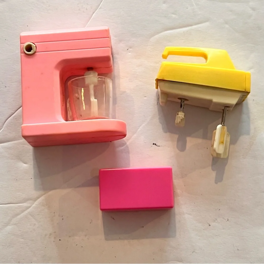 Vintage Barbie 1980s Action Accents Pink Stand Mixer Yellow Hand Mixer Radio B-4 - Picture 2 of 4